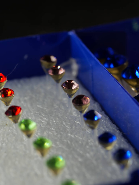 Bir sürü mücevheri olan farklı renkte kutular. Seçici odaklanma. Makro. - Fotoğraf, Görsel