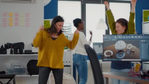 Felice diverse donne che ballano in ufficio aziendale celebrando il successo del progetto - Filmati, video