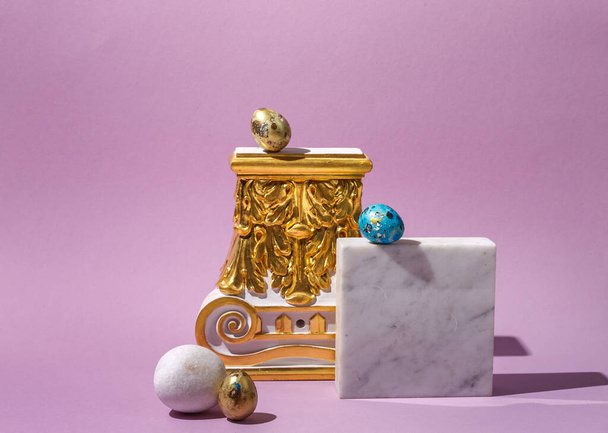 Kompozice s velikonočními malovanými vejci na architektonické prvky. Na šeříkovém pozadí  - Fotografie, Obrázek