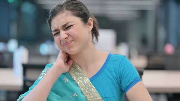 Jeune femme indienne ayant mal au cou  - Photo, image