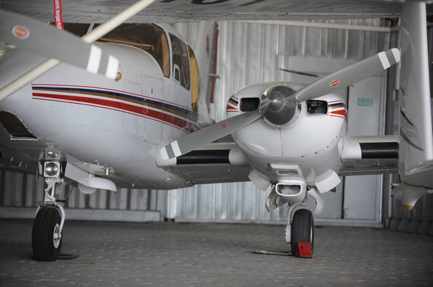 Almaty, Cazaquistão - 07.04.2015: Um mini-avião privado para excursões curtas está localizado no hangar. - Foto, Imagem