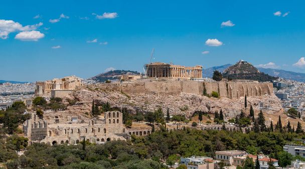Filopappou丘から見たアテネのアクロポリスの写真. - 写真・画像