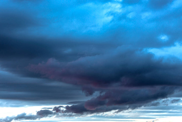 雷雨の後の空の劇的な雲 - 写真・画像