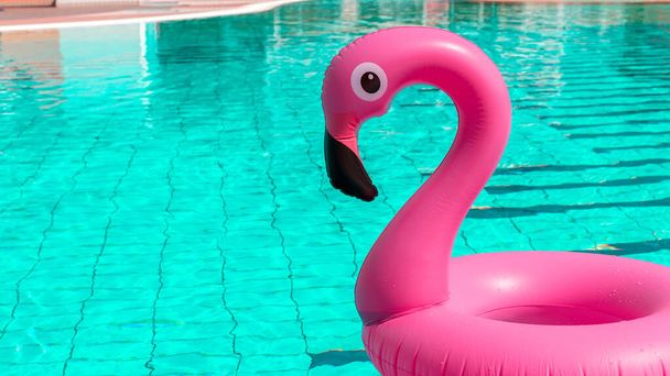 Fond marin. Flamant rose gonflable dans l'eau de piscine pour fond de plage d'été. Voyage de luxe style de vie - Photo, image