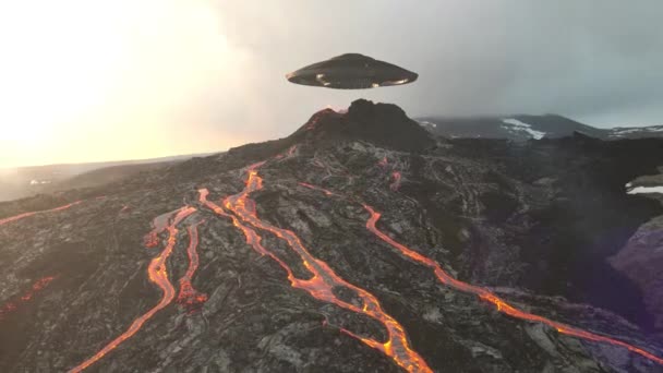 アクティブ火山、空中ビュー上の空飛ぶ円盤アイスランドの火山上のUFOホバーの視覚効果要素と実際のドローン映像 - 映像、動画