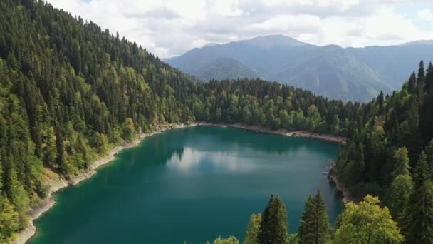 上から山の中の美しい湖と森 - 映像、動画