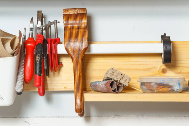 Набор ручных инструментов на полке в домашней мастерской. Крупный план, горизонтальный. Реставратор - Фото, изображение