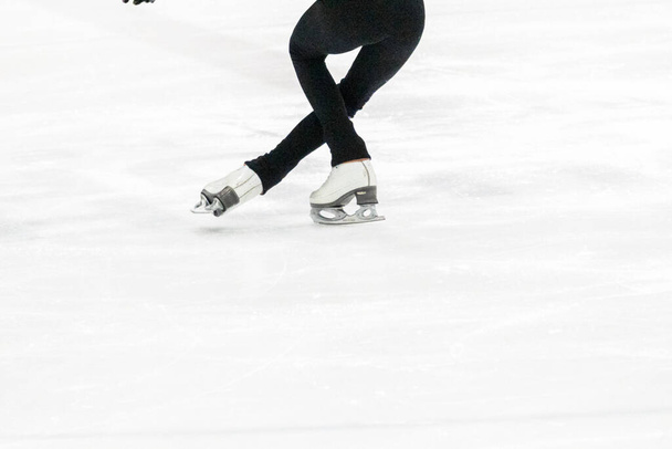 Vista de los pies de patinador artístico en la práctica de patinaje artístico. - Foto, imagen