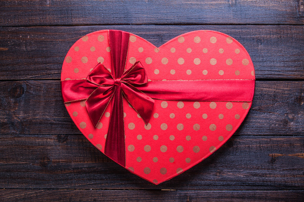 tvaru srdce Valentýna box ručně na dřevěné pozadí - Fotografie, Obrázek