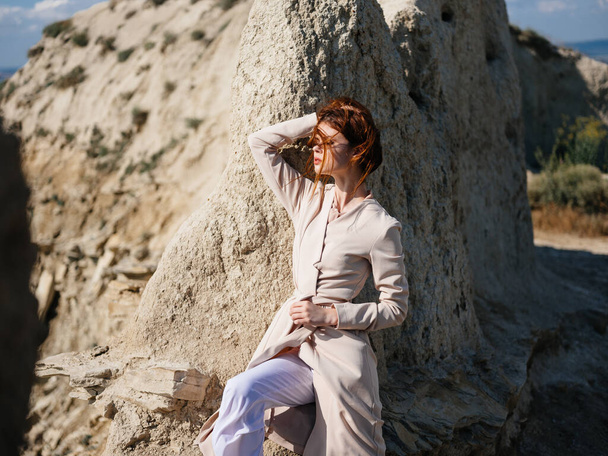 Mulher em roupas leves perto de pedra grande - Foto, Imagem