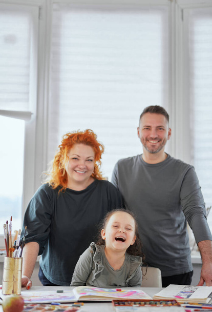 Smějící se šťastná rodina: táta, máma a roztomilá malá dcera - Fotografie, Obrázek