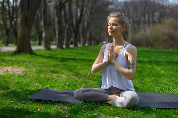 Práctica de yoga y meditación al aire libre. Chica en el parque - Foto, imagen