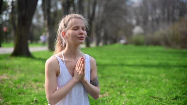 Pratica di yoga e meditazione all'aperto. Ragazza nel parco - Filmati, video
