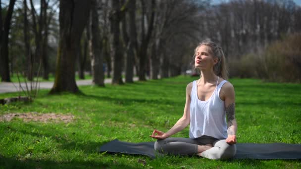 Yoga prática e meditação ao ar livre. Menina no parque - Filmagem, Vídeo