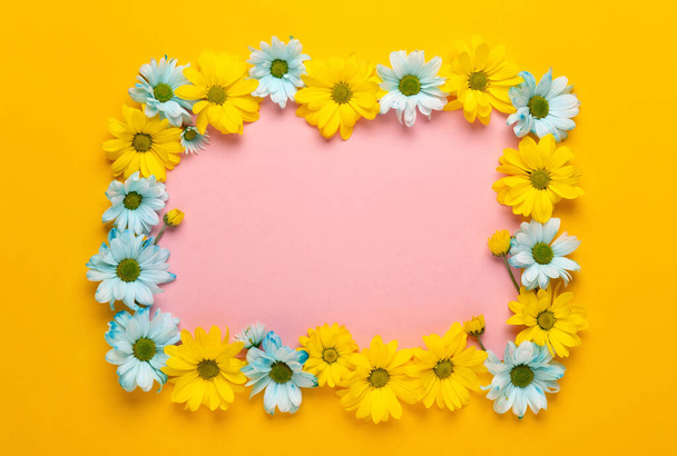 Spring flowers frame. Floral wreath on yellow background. Springtime. Flat lay, top view. - Fotografie, Obrázek