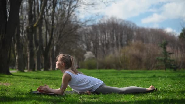 Yoga-Praxis und Meditation im Freien. Mädchen im Park - Filmmaterial, Video