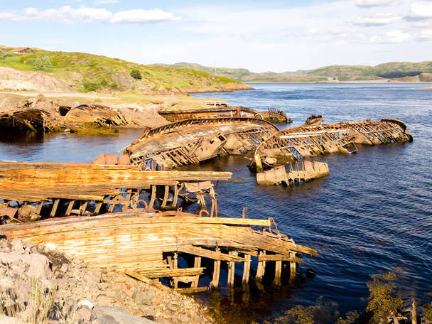 Potopené staré dřevěné rybářské lodě v Teriberce, Murmanská oblast, Rusko - Fotografie, Obrázek