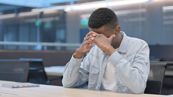 Αφρικανός άνθρωπος σκέφτεται, αισθάνεται ανήσυχος  - Φωτογραφία, εικόνα