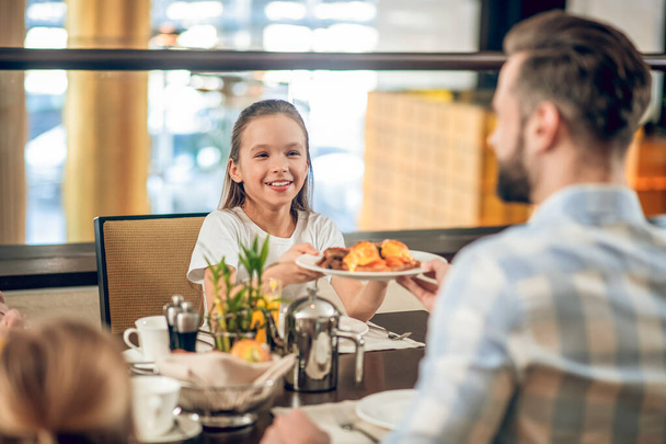 Dad having breakfast with his daughter and looking happy - Foto, Imagem