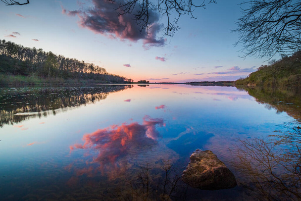 Ihaillen auringonlaskua järvellä Englannissa, Foremark Reservoir - Valokuva, kuva