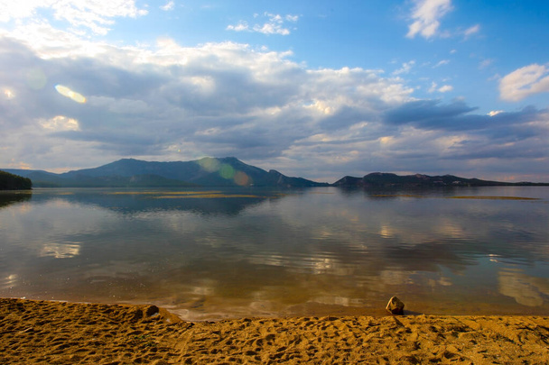 Raggio di sole sul lago Zhalanyshkol vicino al lago Alakol - Foto, immagini