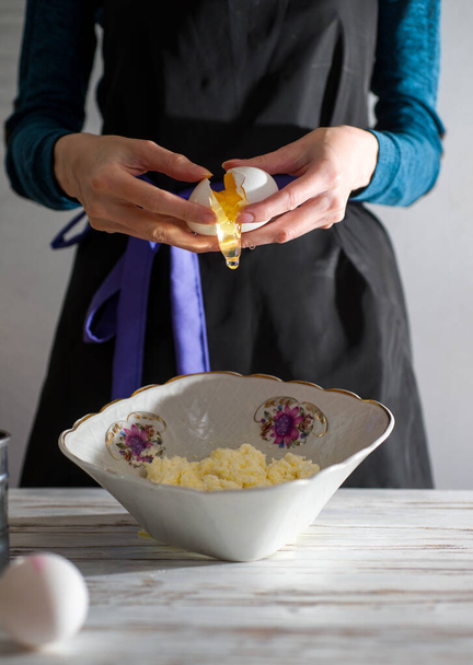 domácí sýrové palačinky vlastníma rukama s přidáním vaječné mouky a slunečnicového oleje - Fotografie, Obrázek
