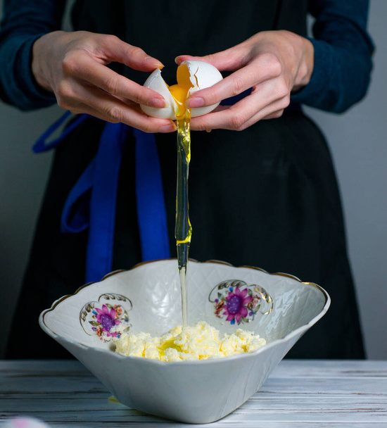 crêpes au fromage maison avec vos propres mains avec l'ajout de farine d'oeuf et d'huile de tournesol - Photo, image