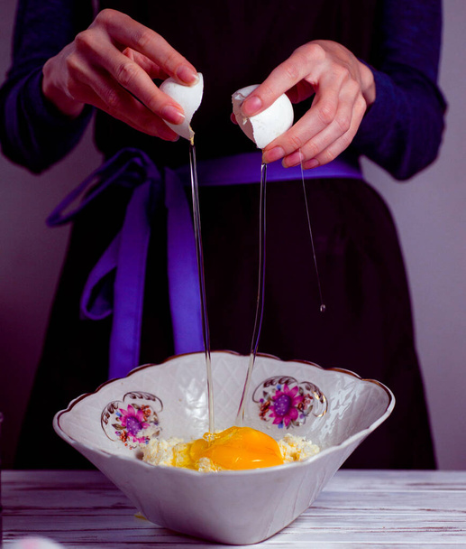 tortitas de queso caseras con sus propias manos con la adición de harina de huevo y aceite de girasol - Foto, imagen