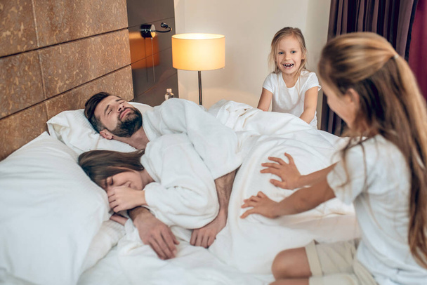 Girls waking up their parents and looking naughty - Fotoğraf, Görsel
