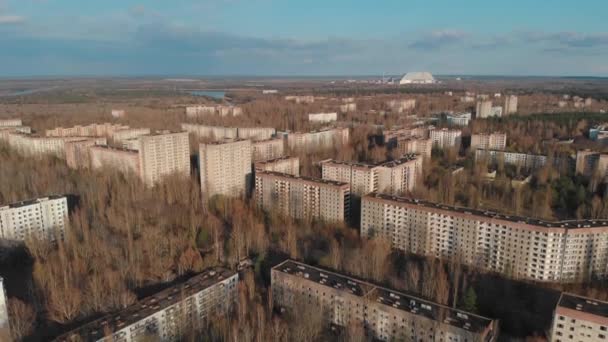Vista da cidade fantasma de Pripyat com central nuclear de Chernobyl e sarcófago em segundo plano. 35 anos após o desastre e a evacuação. Viajar durante a pandemia de Covid-19 - Filmagem, Vídeo