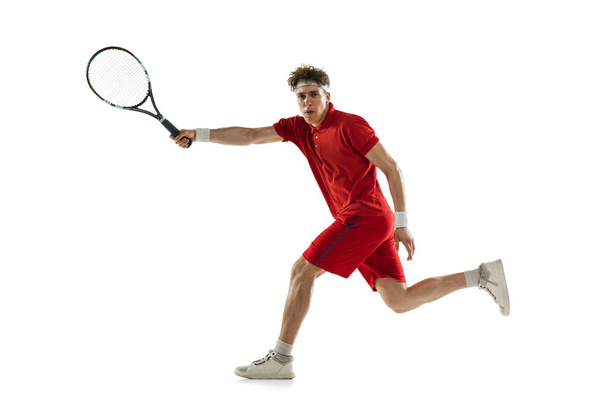 Un homme caucasien, joueur de tennis professionnel isolé sur fond blanc. - Photo, image