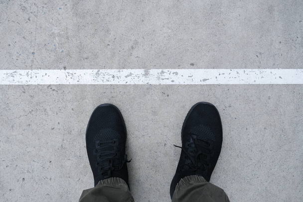 Muž s černou botou a bílou čárou - Fotografie, Obrázek
