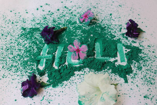 Празднование Холи с нетоксичными, натуральными гулалами и цветами - Фото, изображение