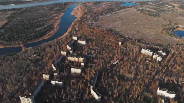 チェルノブイリ原子力発電所や石棺を背景にプリピャートのゴーストシティの眺め。震災から35年。Covid-19のパンデミックの間の旅行 - 映像、動画