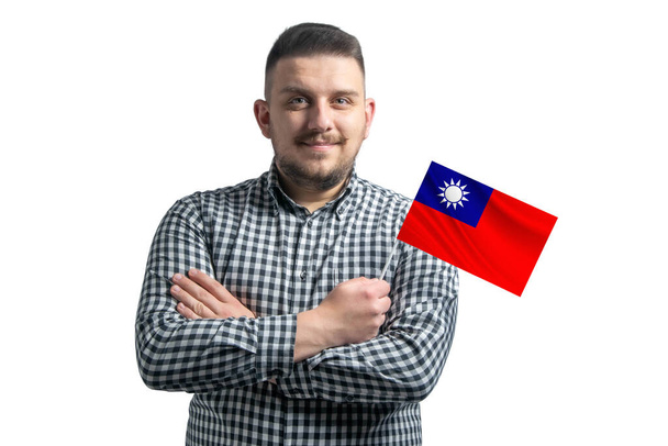 Blanc tenant un drapeau de la République de Chine souriant confiant avec les bras croisés isolés sur un fond blanc. - Photo, image