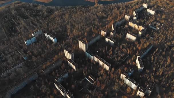 Veduta della città fantasma di Pripyat con la centrale nucleare di Chernobyl e il sarcofago sullo sfondo. 35 anni dopo il disastro e l'evacuazione. Viaggiare durante la pandemia di Covid-19 - Filmati, video