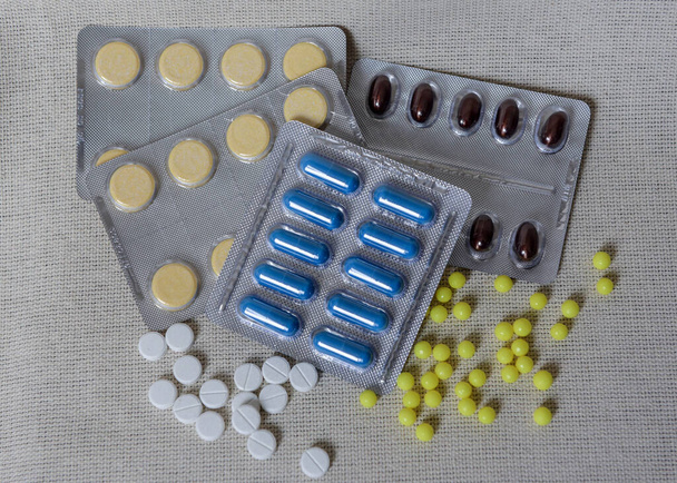 Diferentes tabletas en envases y sin ellos. El tratamiento de la enfermedad. Medicamentos para el virus. COVID - 19 - Foto, imagen