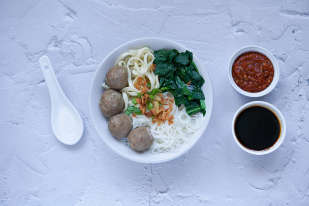 Bakso es sopa de albóndigas de Indonesia en un tazón blanco, enfoque selectivo - Foto, imagen