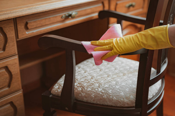 limpeza e manutenção de mesa de cadeira de móveis de madeira com pano e agente de limpeza - Foto, Imagem