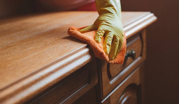 Ahşap mobilya masasının temizlenmesi ve bakımı için bez ve temizlik maddesi - Fotoğraf, Görsel