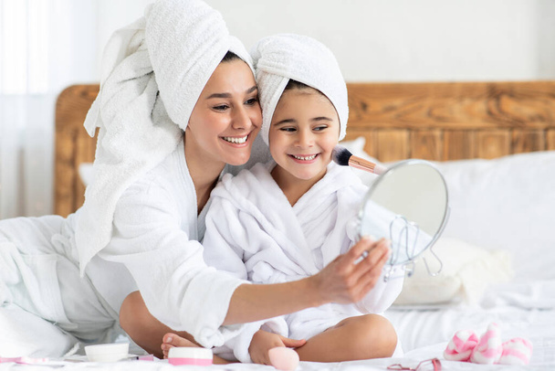 Mãe cócegas sua filhinha bonito com maquiagem escova - Foto, Imagem
