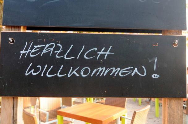 ゲストや観光客を歓迎するドイツ語(Wilkommen)で歓迎サイン - 写真・画像