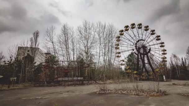 Uitsluitingszone Tsjernobyl. Pripyat. Landschapsbeelden van een verlaten stad. Verlaten reuzenrad in attractiepark in Ghost City. Oekraïne april 2021 - Video
