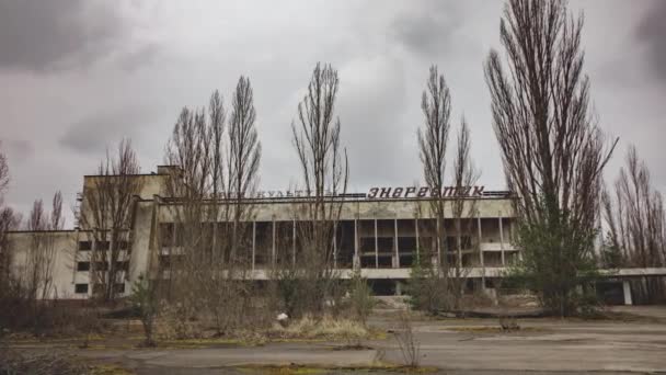 Tsernobylin suojavyöhyke. Pripyat. Maisema Timelapse videomateriaalia hylätystä kaupungista. Kulttuurin palatsi Energetik. Ukraina huhtikuu 2021 - Materiaali, video
