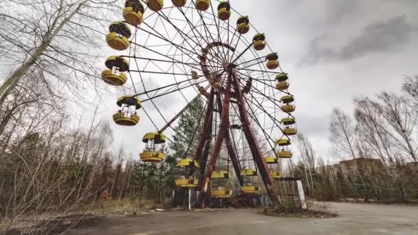 Ζώνη αποκλεισμού Τσερνομπίλ. Πριπιάτ. Τοπίο timelapse πλάνα από μια εγκαταλελειμμένη πόλη. Εγκαταλελειμμένη ρόδα λούνα παρκ σε πάρκο έλξης στην πόλη φάντασμα. Ουκρανία Απρίλιος 2021 - Πλάνα, βίντεο