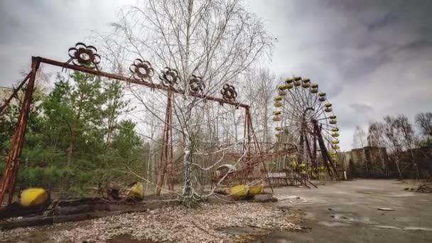 Çernobil sınırlama bölgesi. Pripyat. Terk edilmiş bir şehrin manzara zaman çizelgesi. Hayalet şehirdeki eğlence parkında terk edilmiş dönme dolap. Ukrayna Nisan 2021 - Video, Çekim