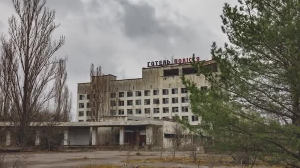 Zona di esclusione di Cernobil. Pripyat. Cronologia del paesaggio filmato di una città abbandonata. Hotel Polissya. Ucraina aprile 2021 - Filmati, video