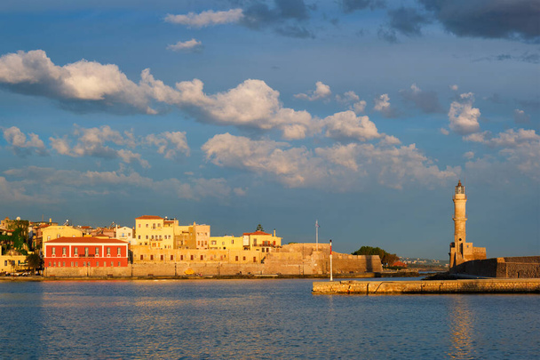 Живописный старый порт Ханья, остров Крит. Греция - Фото, изображение