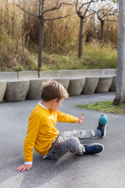 Стильный красивый мальчик, подросток играет с мячом, на улице - Фото, изображение