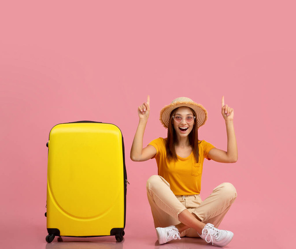 Emotional lady in summer clothes pointing at exciting travelling deals - Photo, Image